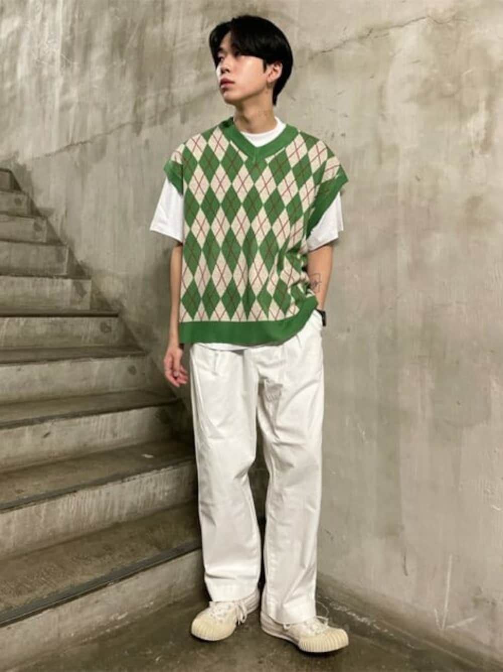 ホワイト系のTシャツ/カットソー、グリーン系のベスト、ホワイト系のチノパンツを着用したメンズの夏コーディネートの1枚目の写真