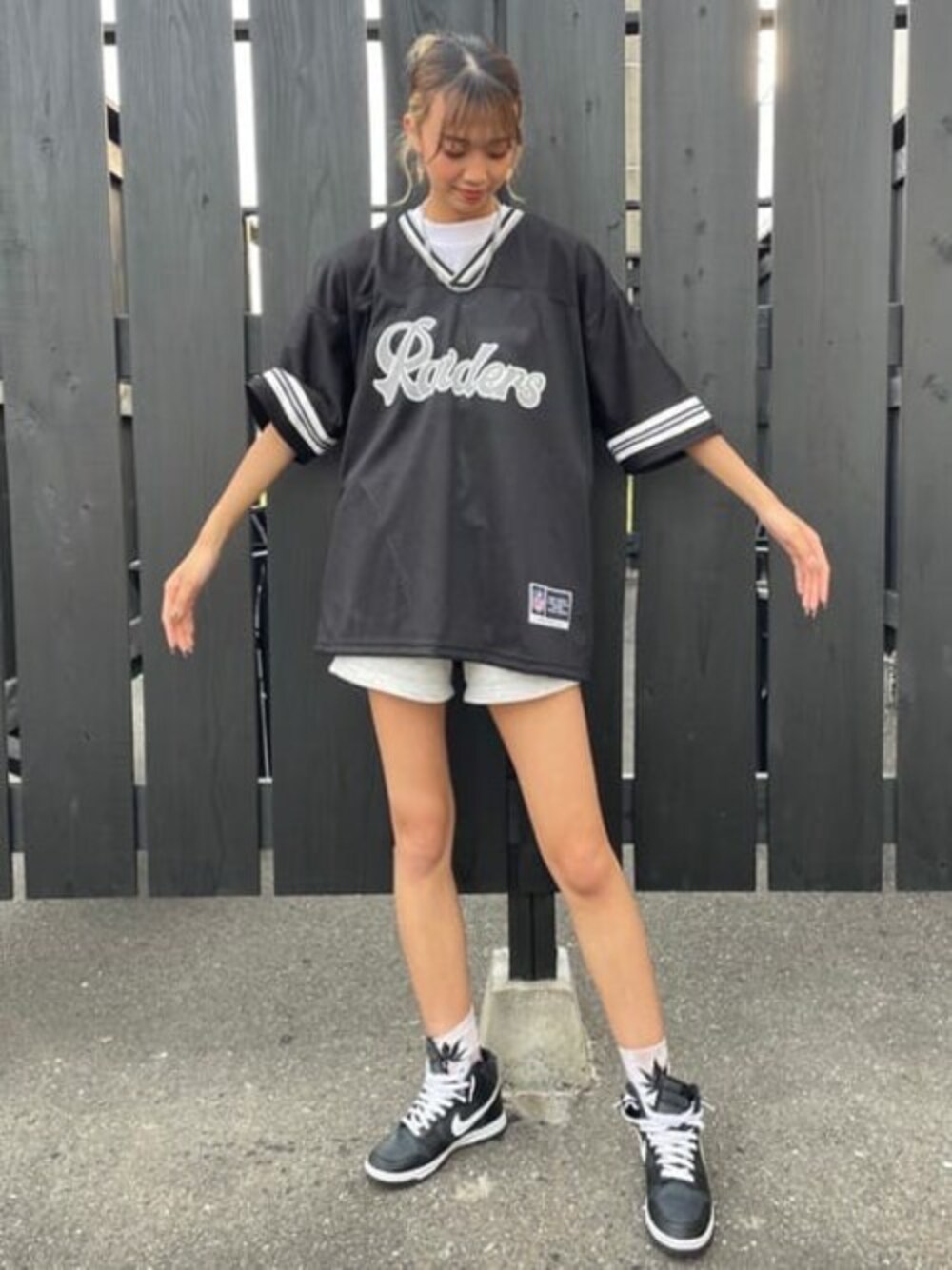 ホワイト系のTシャツ/カットソー、ブラック系のTシャツ/カットソー、グレー系のスウェットパンツを着用したレディースの夏コーディネートの1枚目の写真