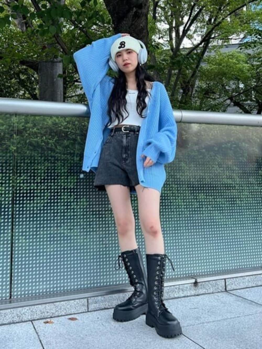 「カーディガン、デニム、ニット帽、ショートパンツ、ストリート、大人カジュアル、プチプラ、カジュアルコーデ、韓国ファッション、秋コーデ」｜「WEGOのWEGO/ロゴショートビーニー（ニットキャップ/ビーニー、その他）」を使った、WEGOさん（レディース・153cm）の夏コーディネートの1枚目の写真