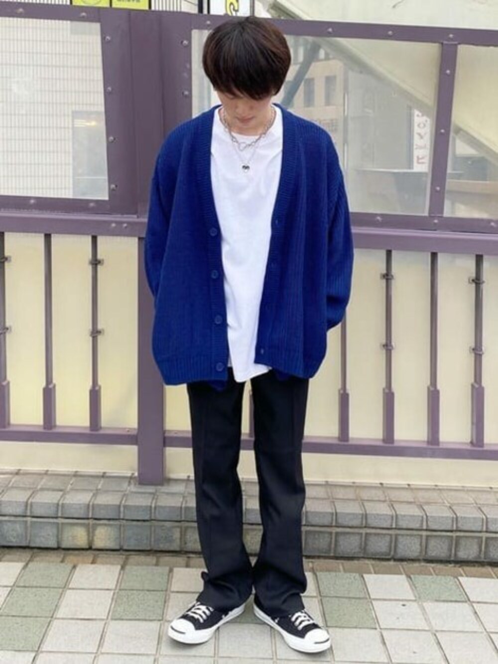 ホワイト系のTシャツ/カットソー、ブルー系のカーディガン/ボレロ、ブラック系のスラックスを着用したメンズの秋コーディネートの1枚目の写真