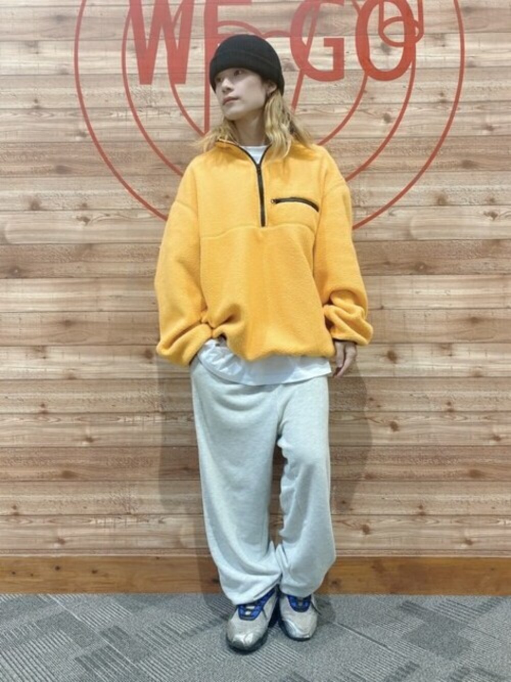 「古着、ビッグシルエット、イエロー、ストリート、フリース、大人カジュアル、デニムパンツ、レトロ、ビーニー、ハーフジップ」｜「WEGOのWEGO/フリースハーフZIPプルオーバー（スウェット、イエロー系）」を使った、WEGOさん（メンズ・162cm）の秋コーディネートの1枚目の写真