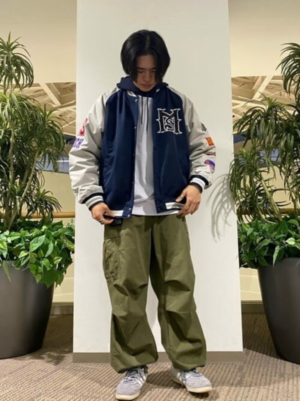 「ブルゾン、ビッグシルエット、スタジャン、パーカー、ストリート、大人カジュアル、リバーシブル、カーゴパンツ、韓国ファッション、秋コーデ」｜「WEGOのWEGO/ワンポイントスウェパカ（パーカー、ホワイト系）」を使った、WEGOさん（メンズ・169cm）の秋コーディネートの1枚目の写真