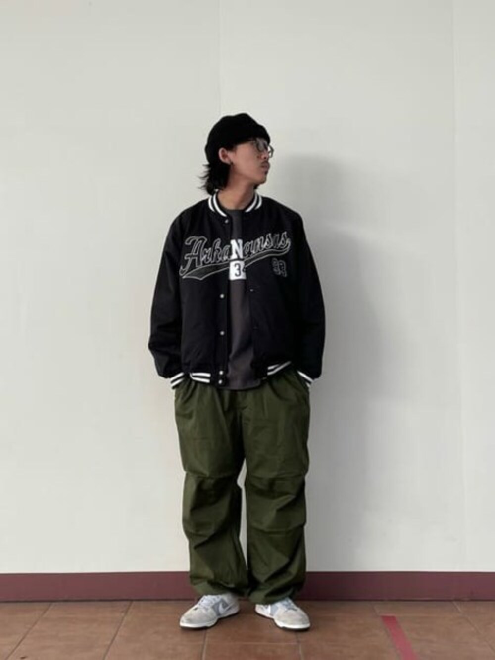 「ブルゾン、ビッグシルエット、スタジャン、ロゴT、ストリート、ロンT、リバーシブル、カーゴパンツ、韓国ファッション、秋コーデ」｜「WEGOのWEGO/ヘビーウエイト カレッジロンT（Tシャツ/カットソー、ブラック系）」を使った、WEGOさん（メンズ・180cm）の秋コーディネートの1枚目の写真