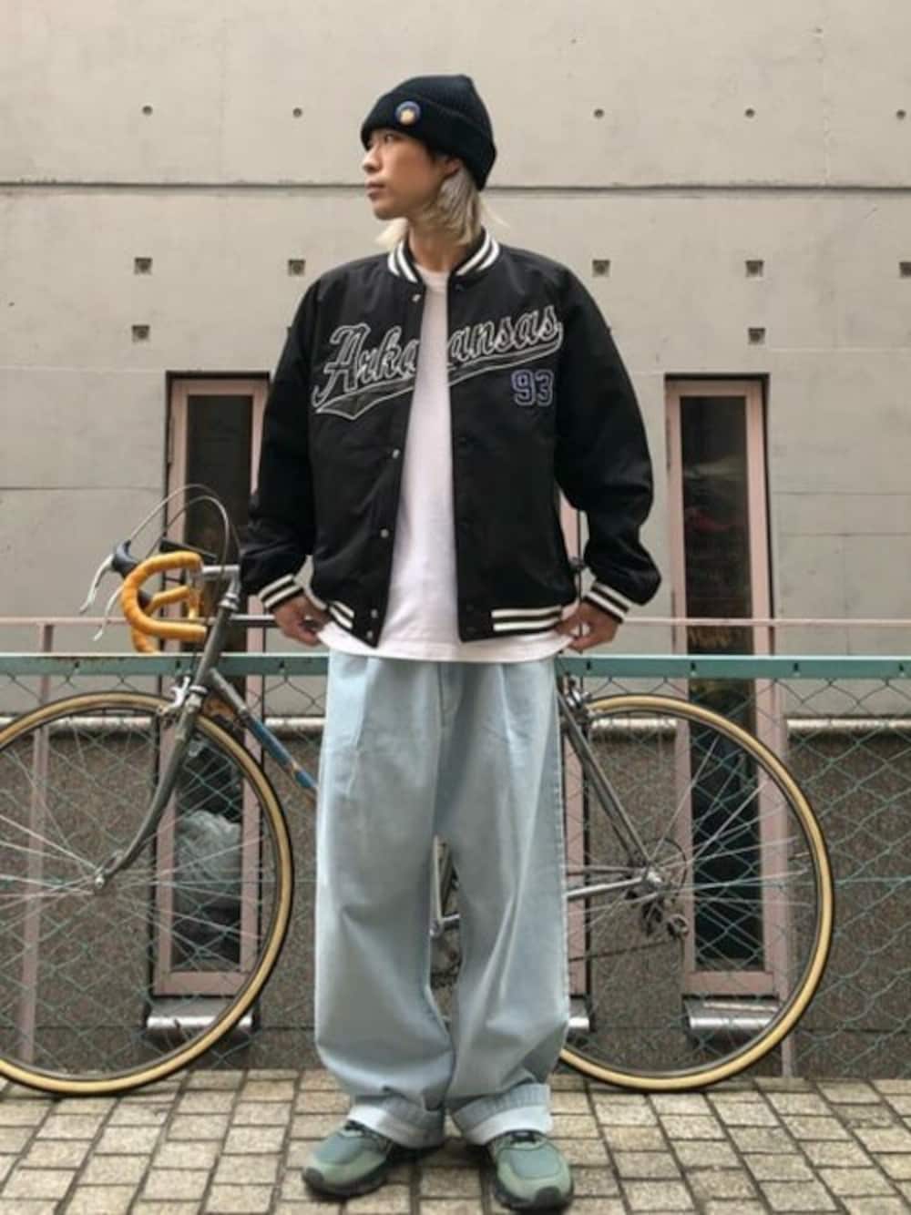 「ブルゾン、デニム、ビッグシルエット、スタジャン、ストリート、大人カジュアル、リバーシブル、プチプラ、韓国ファッション、秋コーデ」｜「WEGOのWEGO/リバーシブル ワッペンスタジャン（スタジャン、ブラック系）」を使った、WEGOさん（メンズ・167cm）の秋コーディネートの1枚目の写真