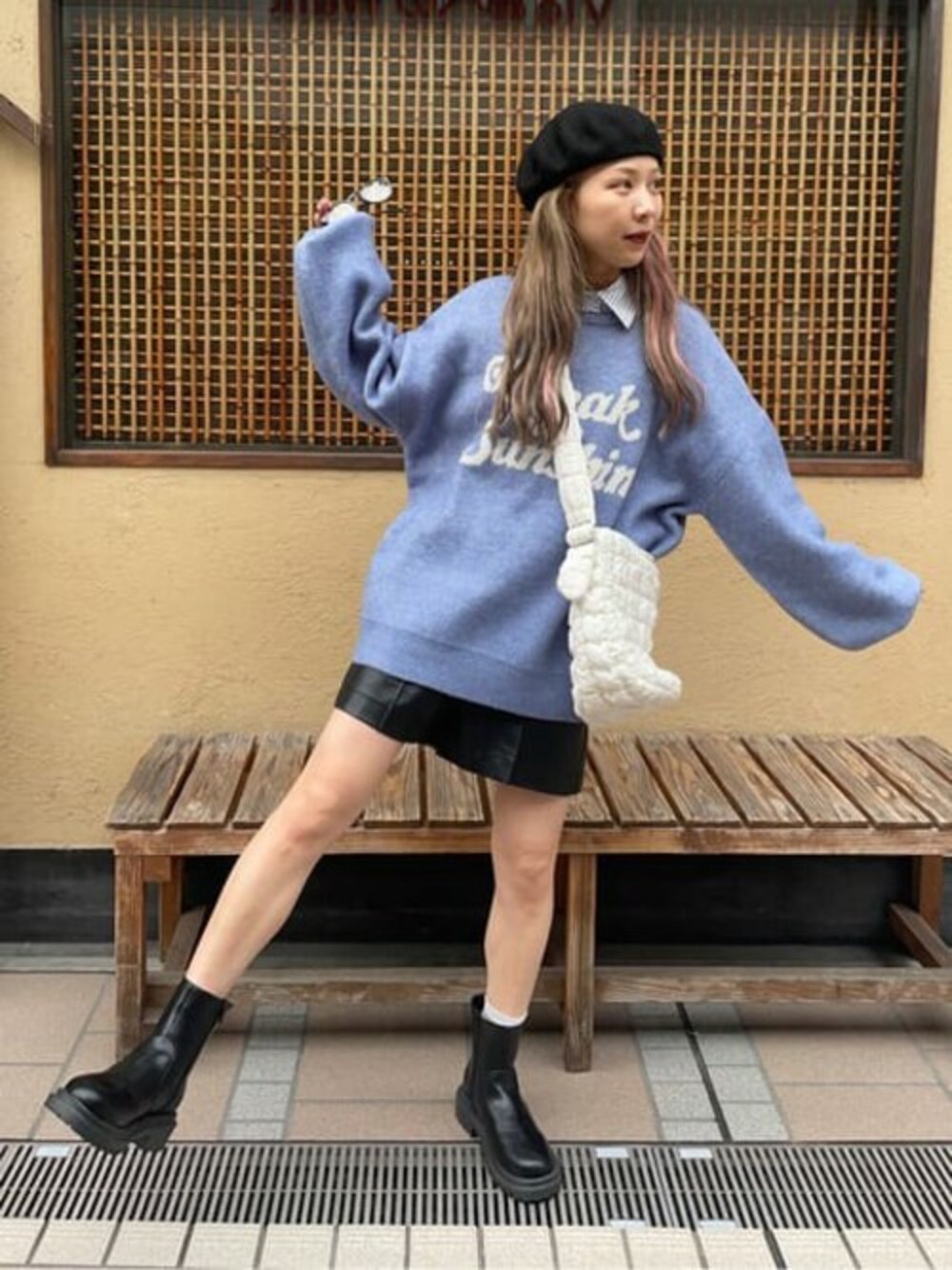 ブラック系のその他パンツ、ブルー系のシャツ/ブラウス、ブルー系のニット/セーターを着用したレディースの秋コーディネートの1枚目の写真