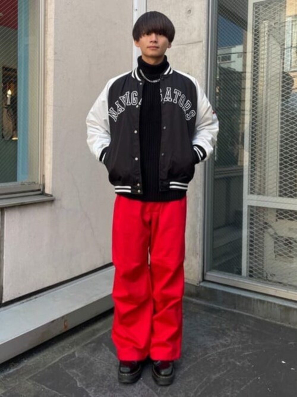 「ビッグシルエット、スタジャン、チノパン、レッド、ストリート、モノトーン、オーバーサイズ、リバーシブル、ロゴスウェット、プチプラ」｜「WEGOのWEGO/メルトンワッペンスタジャン（スタジャン、ブラック系）」を使った、WEGOさん（メンズ・178cm）の秋コーディネートの1枚目の写真