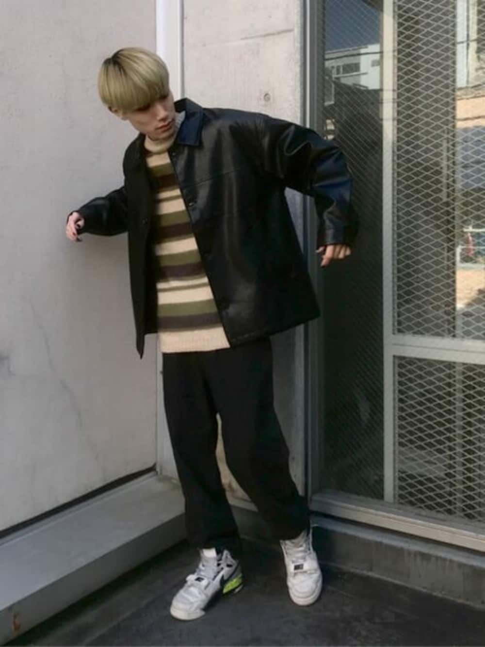 ブラック系のカバーオール、その他のニット/セーター、グレー系のデニムパンツを着用したメンズの冬コーディネートの1枚目の写真