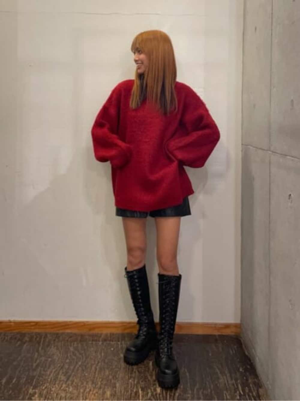 「冬コーデ、ニットワンピース、ロングブーツ、モヘアニット、休日スタイル、プチプラ、ビックシルエット、デートコーデ、レザーショートパンツ、クリスマスに着たい服」｜「WEGOのWEGO/モヘアライクBIGプルオーバー（ニット/セーター、レッド系）」を使った、WEGOさん（レディース・167cm）の冬コーディネートの1枚目の写真