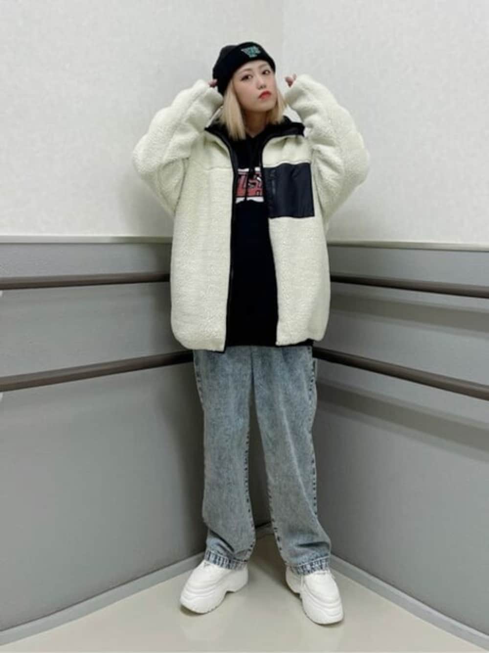 その他のパーカー、ブルー系のチノパンツ、ホワイト系のブルゾンを着用したレディースの冬コーディネートの1枚目の写真