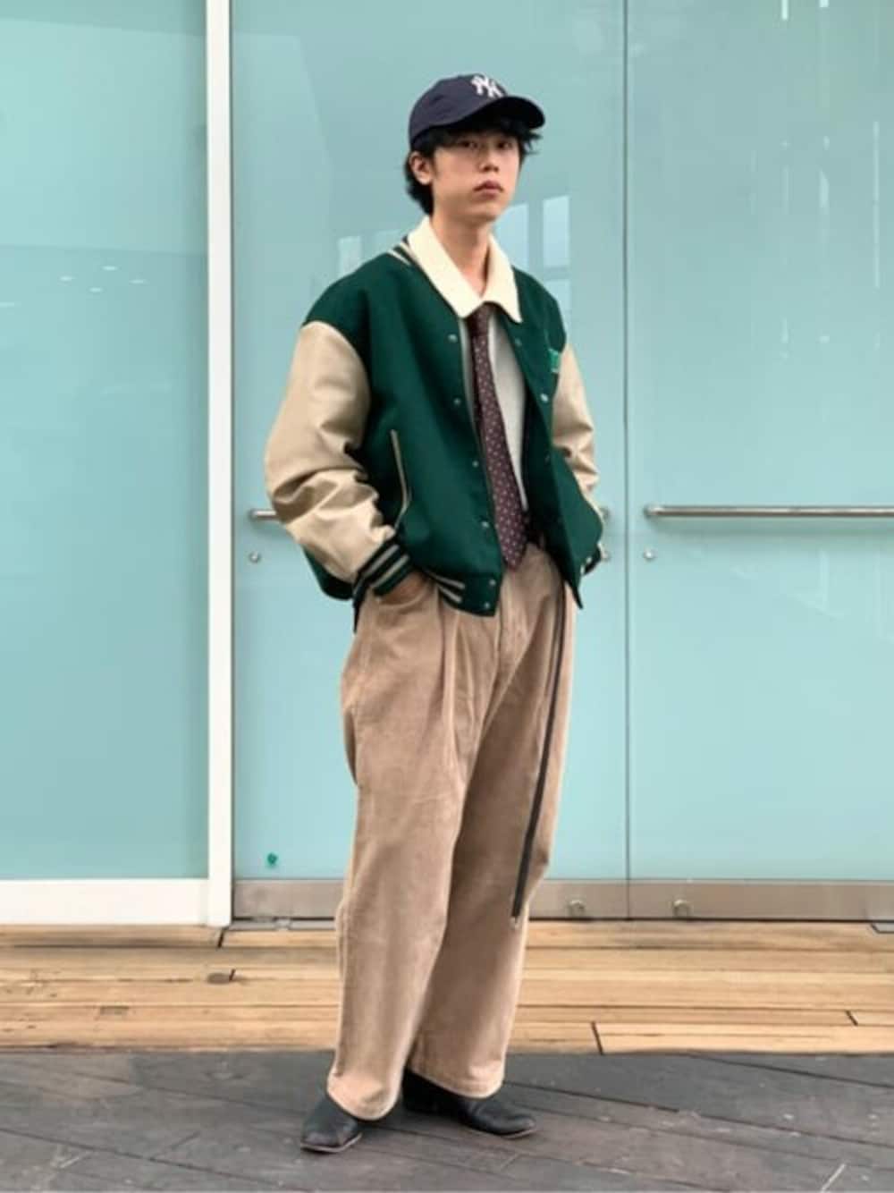 「スタジャン、コーデュロイ、チノパン、キャップ、ストリート、大人カジュアル、ネクタイ、プチプラ、古着MIX、タックイン」｜「WEGOのWEGO/メルトンワッペンスタジャン（スタジャン、グリーン系）」を使った、WEGOさん（メンズ・173cm）の冬コーディネートの1枚目の写真