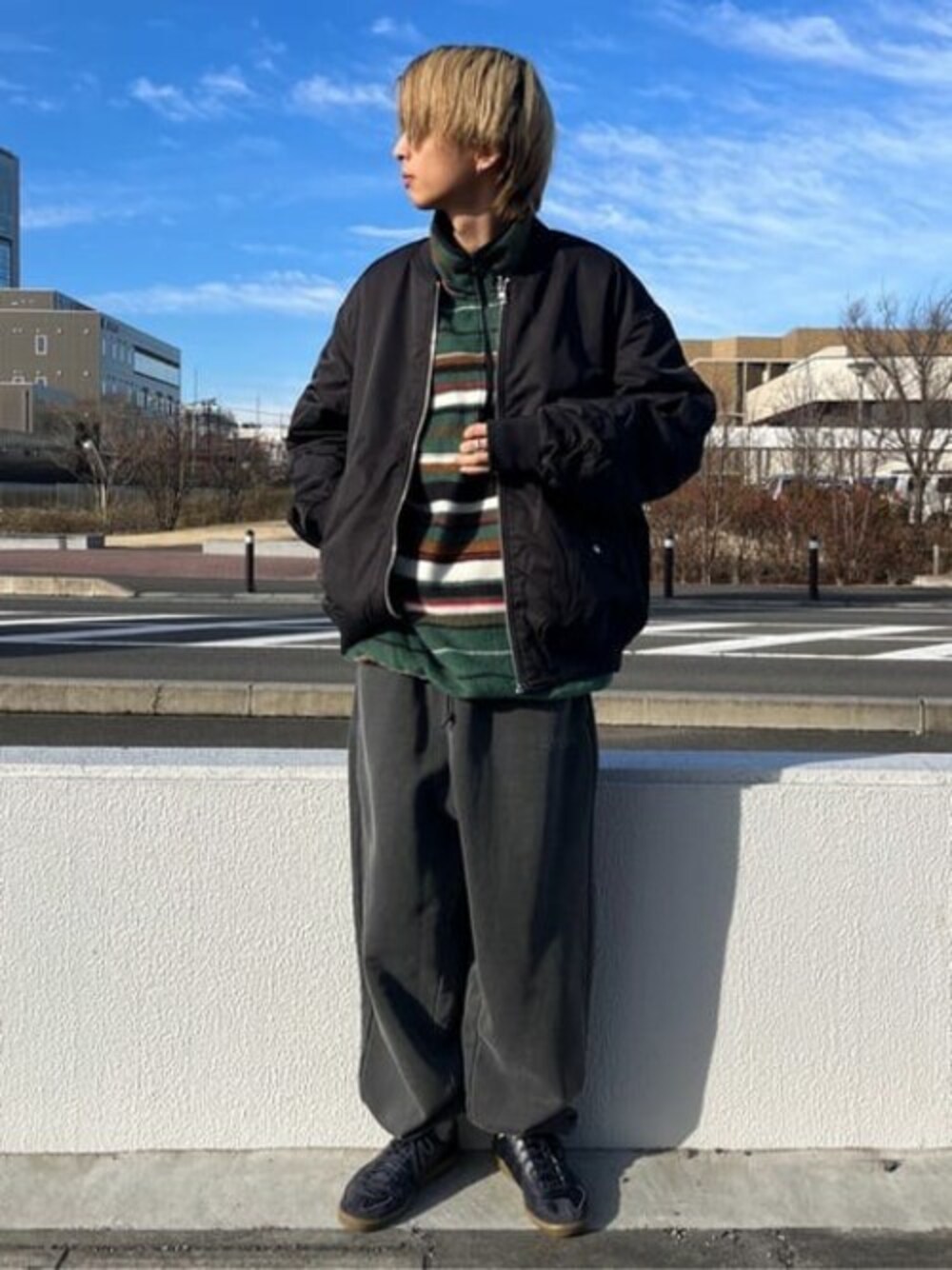 「スウェットパンツ、MA-1、ストリート、冬コーデ、モノトーン、フリース、プチプラ、古着MIX、ビックシルエット、ハーフジップ」｜「WEGOのWEGO/ピグメントロゴスウェットパンツ（スウェットパンツ、ブラック系）」を使った、WEGOさん（メンズ・169cm）の冬コーディネートの1枚目の写真