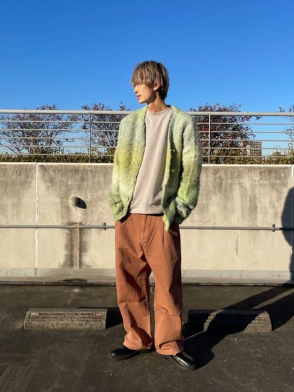 「スウェット、チノパン、グラデーション、冬コーデ、プチプラ、古着MIX、きれいめカジュアル、シンプルコーデ、春コーデ、スケータースタイル」｜「WEGOのWEGO/グラデーションBIGカーディガン（カーディガン/ボレロ、その他）」を使った、WEGOさん（メンズ・177cm）の冬コーディネートの1枚目の写真