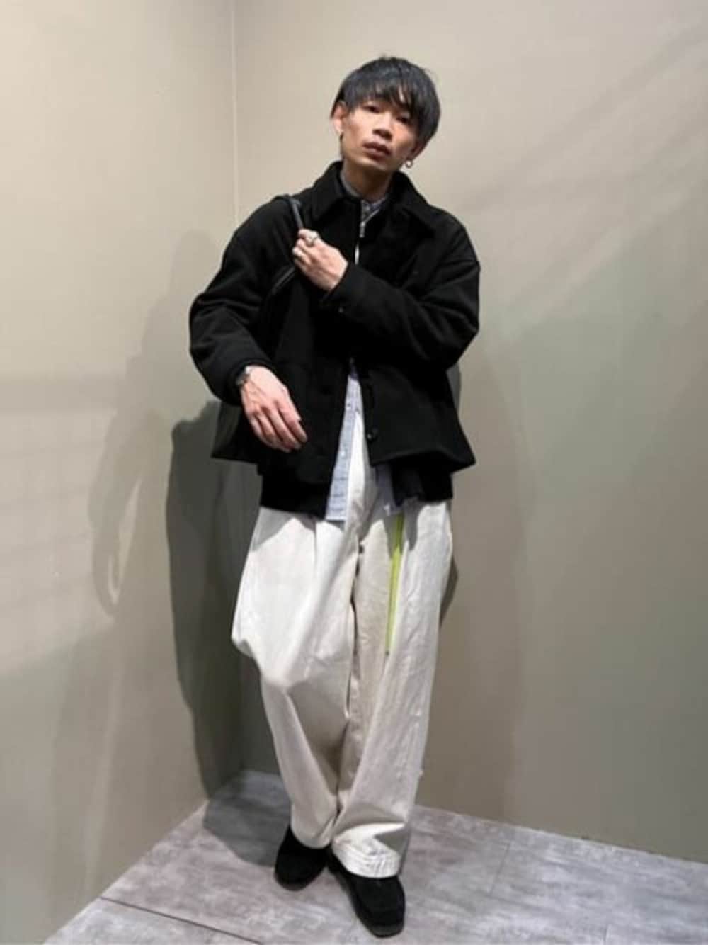 ブラック系のブルゾン、ブラック系のカーディガン/ボレロ、ブルー系のシャツ/ブラウスを着用したメンズの冬コーディネートの1枚目の写真