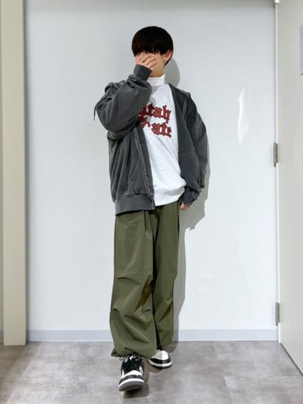 ブラック系のパーカー、グレー系のスウェット、ホワイト系のTシャツ/カットソーを着用したメンズの冬コーディネートの1枚目の写真