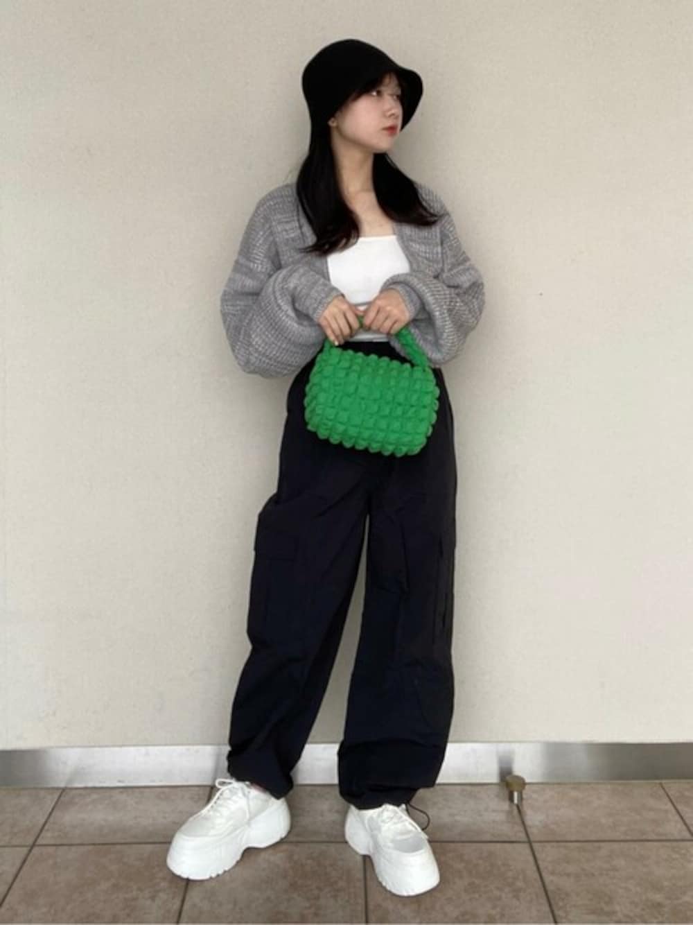 「ニット、ストリート、レイヤードスタイル、カーゴパンツ、プチプラ、春コーデ、バケットハット、ラクチンコーデ、ボレロ、私の推しブランド」｜「WEGOのWEGO/畔編みニットボレロ（カーディガン/ボレロ、グレー系）」を使った、WEGOさん（レディース・157cm）の冬コーディネートの1枚目の写真