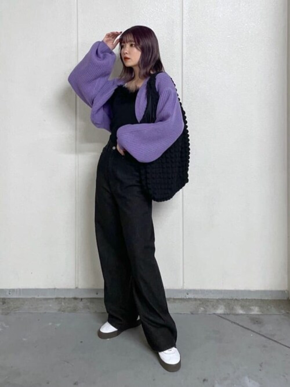 パープル系のカーディガン/ボレロ、ブラック系のデニムパンツ、ブラック系のトートバッグを着用したレディースの冬コーディネートの1枚目の写真
