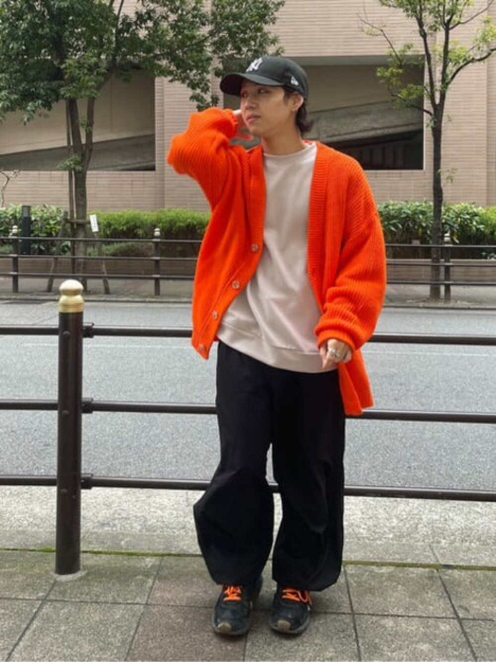 「カーディガン、スニーカー、ビッグシルエット、ミリタリー、キャップ、オレンジ、カーゴパンツ、プチプラ、シンプルコーデ、春コーデ」｜「WEGOのWEGO/ルーズシルエットカーディガン（カーディガン/ボレロ、オレンジ系）」を使った、WEGOさん（メンズ・160cm）の冬コーディネートの1枚目の写真
