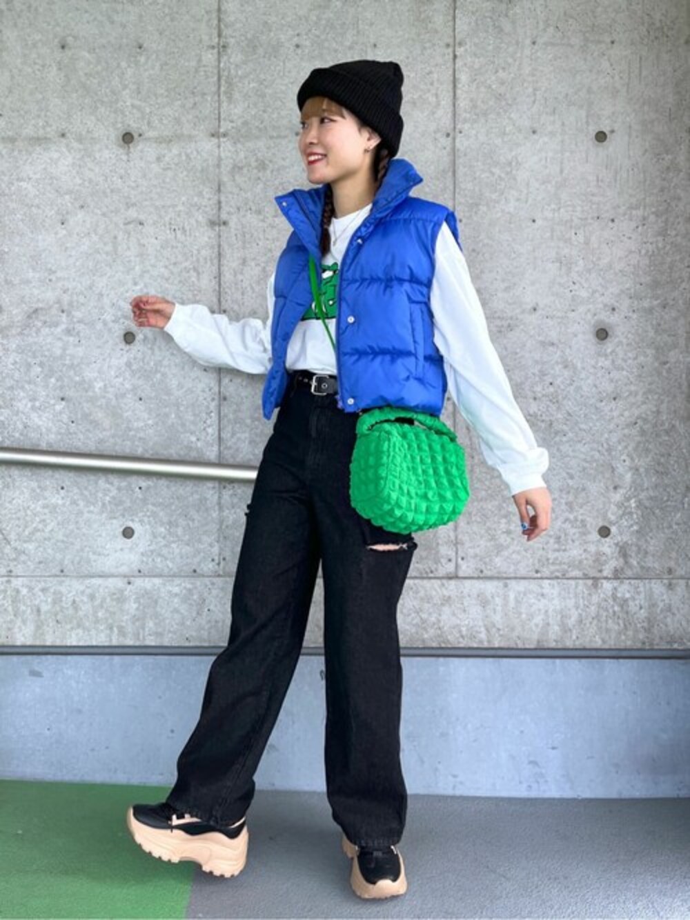 ブラック系のデニムパンツ、その他のTシャツ/カットソー、ブルー系のダウンベストを着用したレディースの冬コーディネートの1枚目の写真