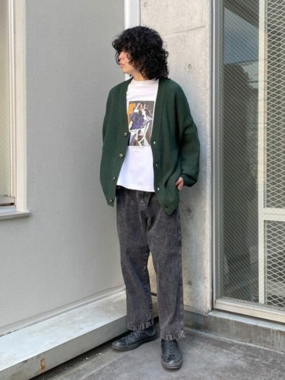 グリーン系のカーディガン/ボレロ、その他のTシャツ/カットソー、ブラック系のデニムパンツを着用したメンズの春コーディネートの1枚目の写真