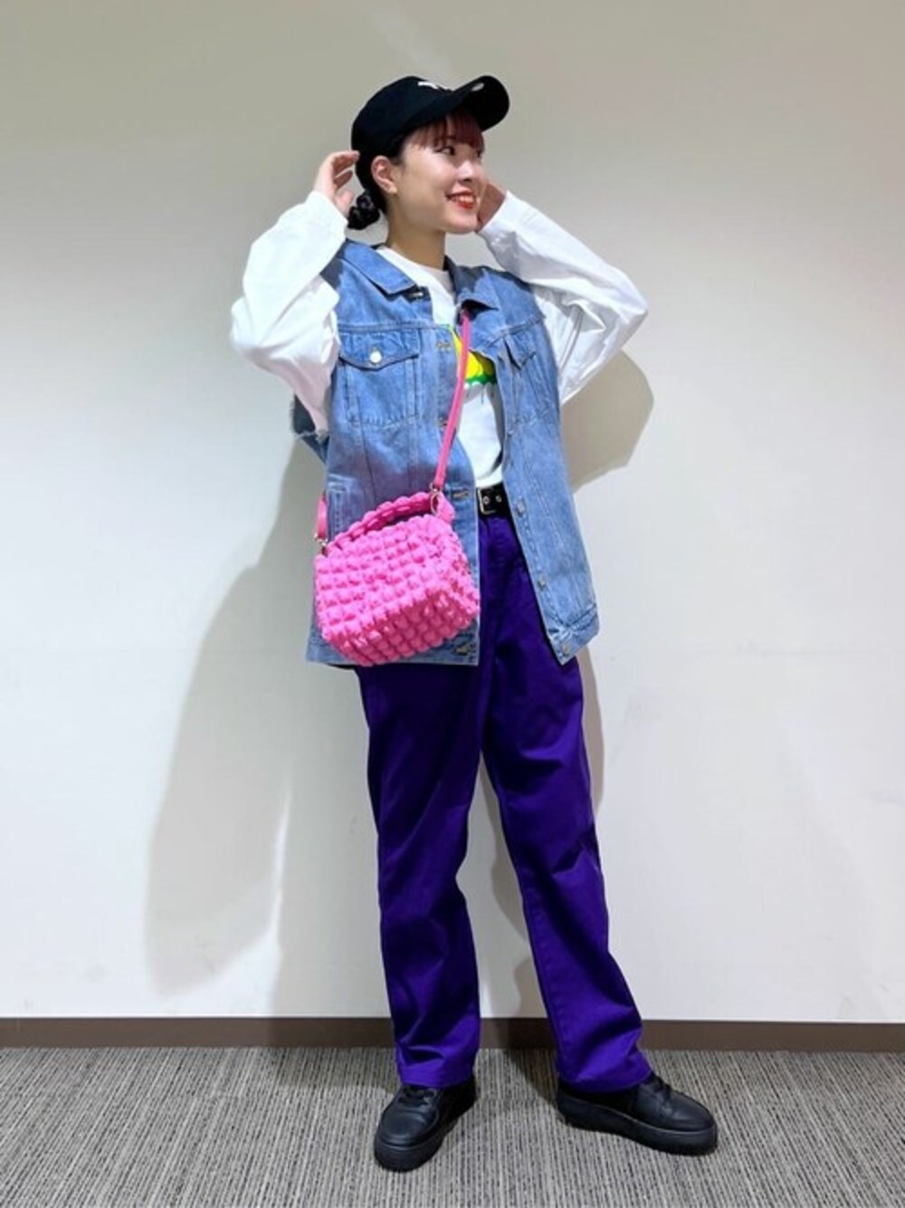 パープル系のチノパンツ、ブルー系のベスト、その他のTシャツ/カットソーを着用したレディースの春コーディネートの1枚目の写真