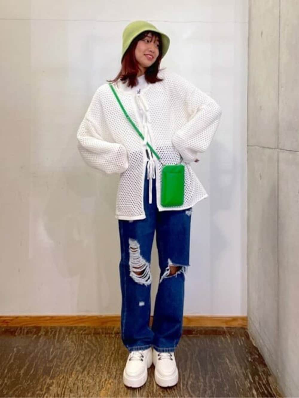 ブルー系のデニムパンツ、ホワイト系のTシャツ/カットソー、ホワイト系のカーディガン/ボレロを着用したレディースの春コーディネートの1枚目の写真