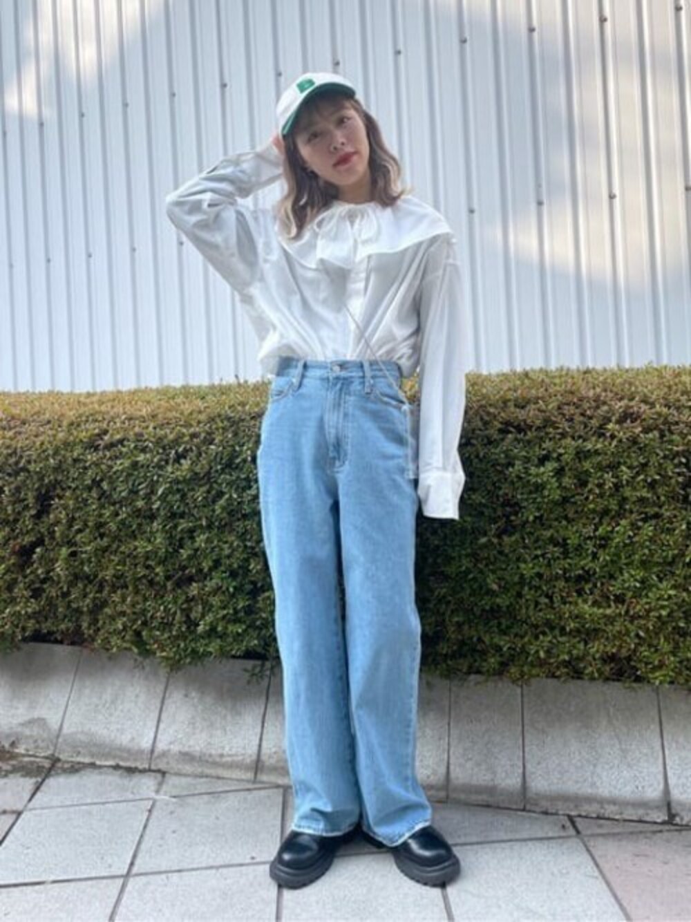 ホワイト系のシャツ/ブラウス、ブルー系のデニムパンツ、その他のキャップを着用したレディースの春コーディネートの1枚目の写真