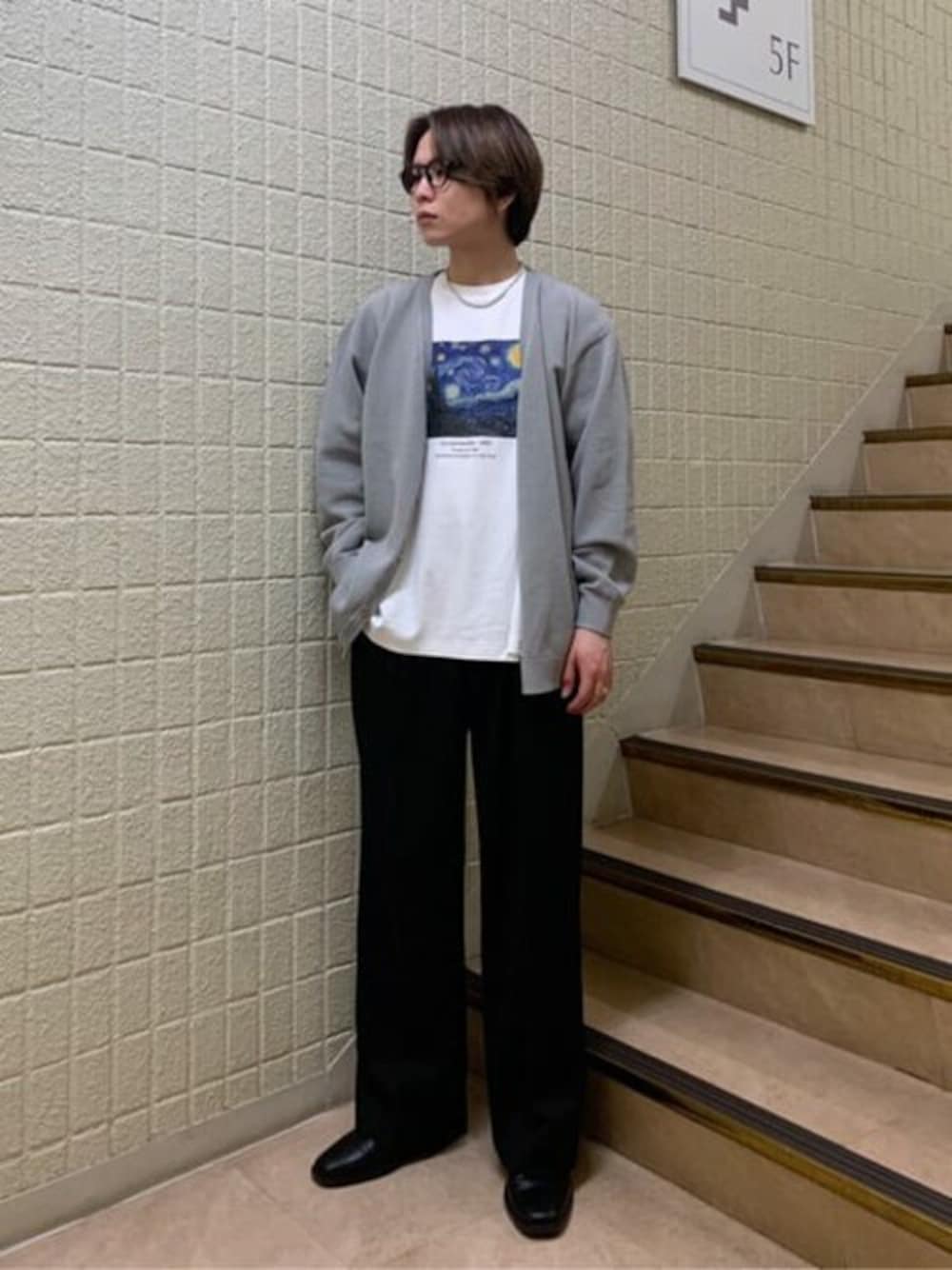 グレー系のカーディガン/ボレロ、その他のTシャツ/カットソー、ブラック系のスラックスを着用したメンズの春コーディネートの1枚目の写真