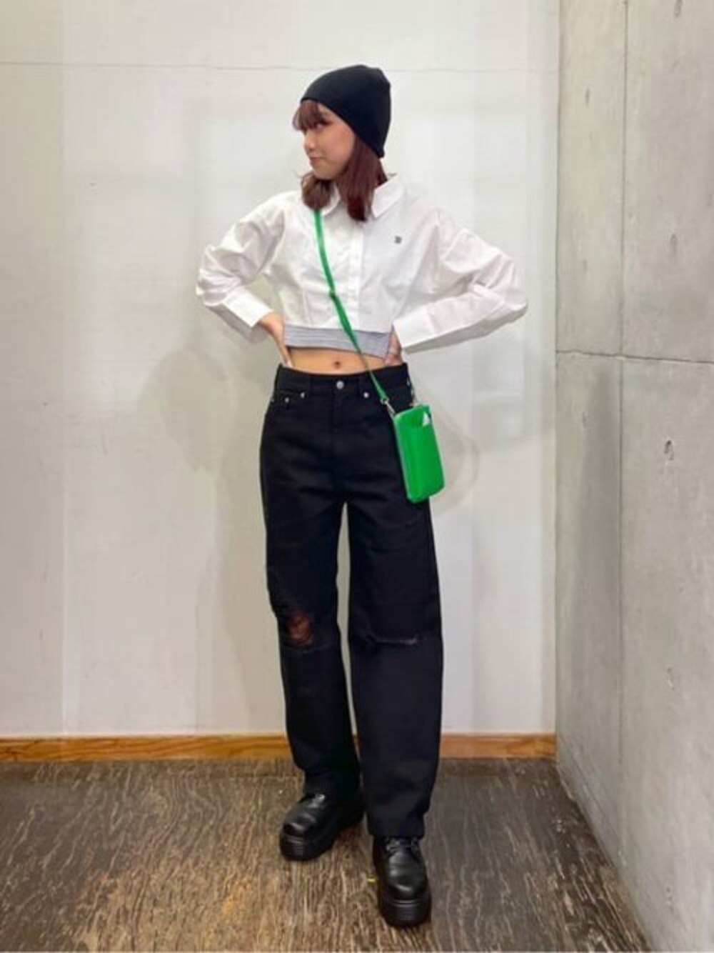 ブラック系のデニムパンツ、ホワイト系のシャツ/ブラウス、ブラック系のタンクトップを着用したレディースの春コーディネートの1枚目の写真