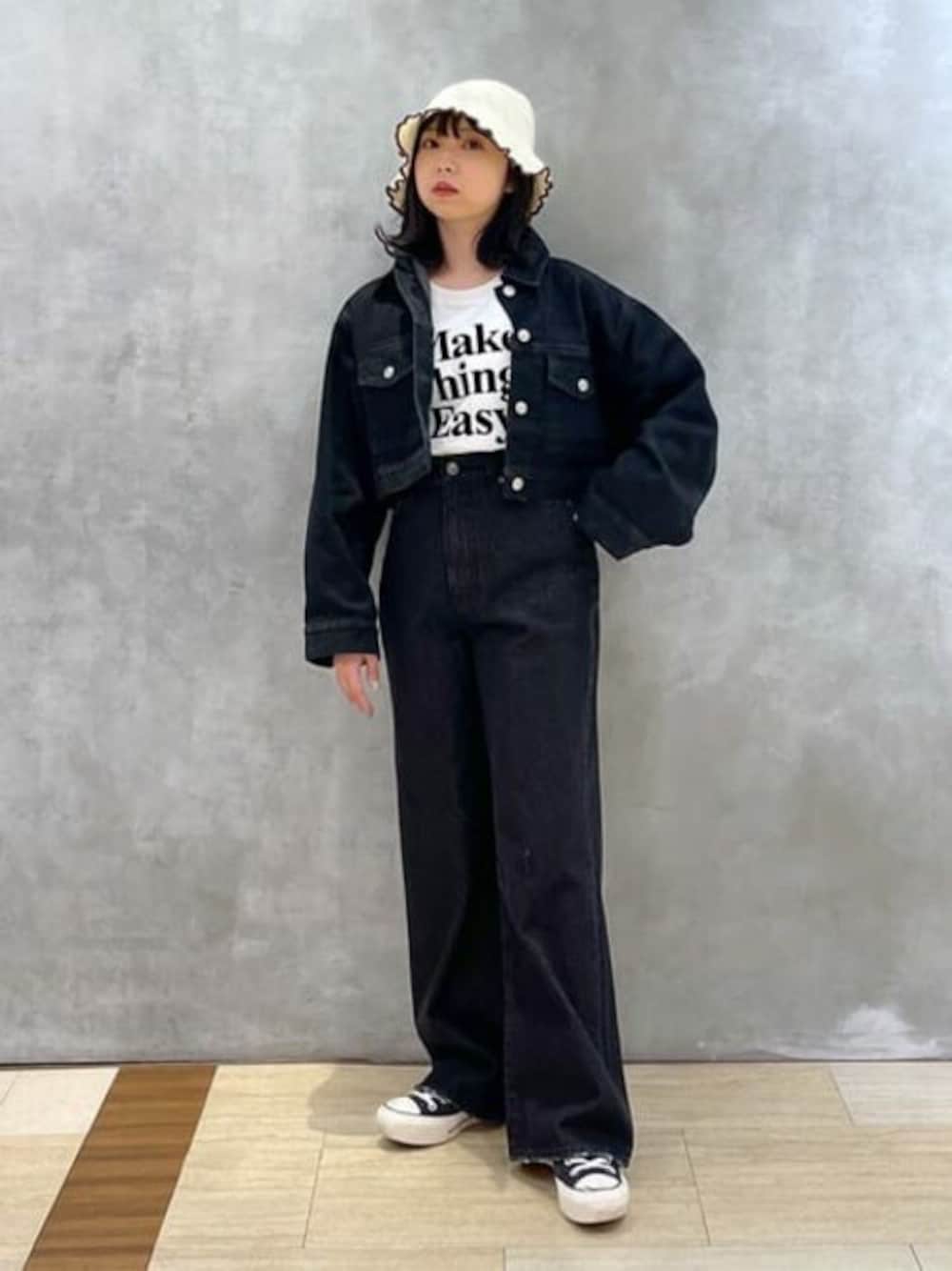 ブラック系のデニムジャケット、ブラック系のデニムパンツ、ホワイト系のTシャツ/カットソーを着用したレディースの春コーディネートの1枚目の写真