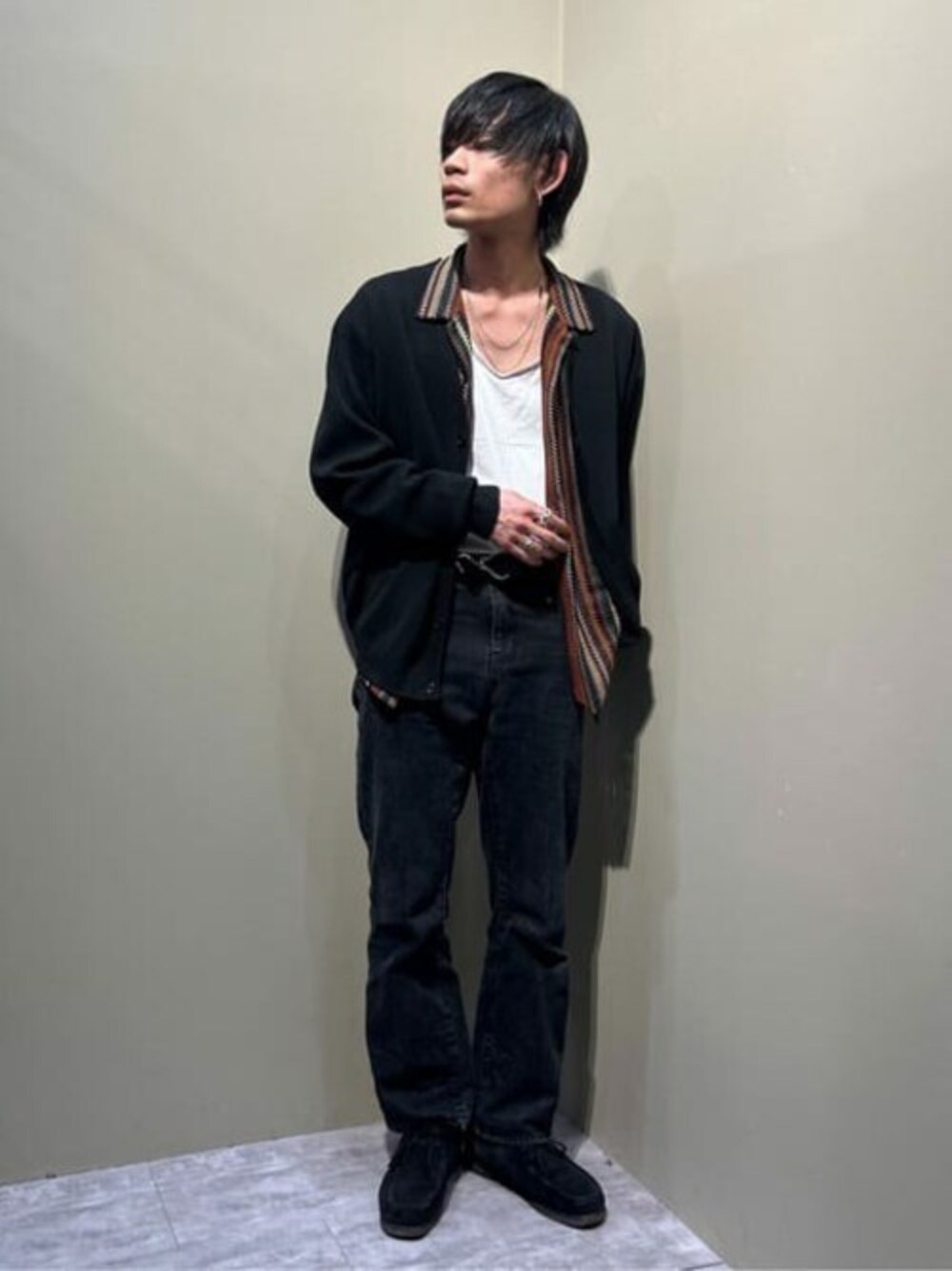 ブラック系のカーディガン/ボレロ、その他のシャツ/ブラウス、ブラック系のデニムパンツを着用したメンズの春コーディネートの1枚目の写真