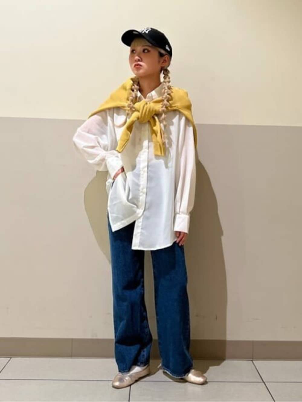 ホワイト系のシャツ/ブラウス、イエロー系のカーディガン/ボレロ、ブルー系のデニムパンツを着用したレディースの春コーディネートの1枚目の写真