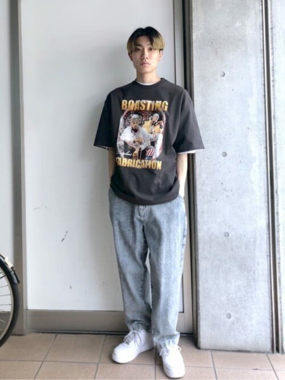 その他のTシャツ/カットソー、ホワイト系のTシャツ/カットソー、ブルー系のデニムパンツを着用したメンズの春コーディネートの1枚目の写真