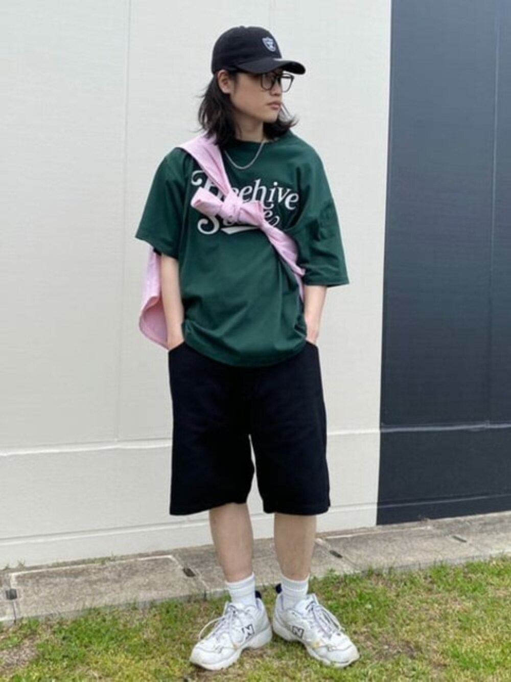グリーン系のTシャツ/カットソー、ブラック系のデニムパンツ、オレンジ系のシャツ/ブラウスを着用したメンズの春コーディネートの1枚目の写真