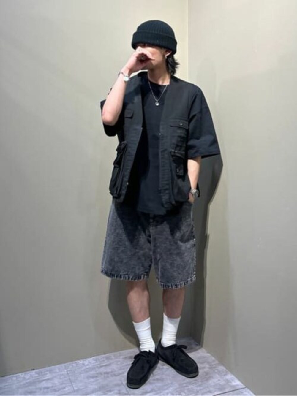 「スニーカー、デニム、ニット帽、ショートパンツ、ストリート、ベスト、無地T、ショップスタッフの推しトップス、ショップスタッフのスタイルアップ術、ショップスタッフのおしゃれ配色」｜「WEGOのWEGO/ヘビーウエイトBIG半袖T（Tシャツ/カットソー、ブラック系）」を使った、WEGOさん（メンズ・178cm）の春コーディネートの1枚目の写真