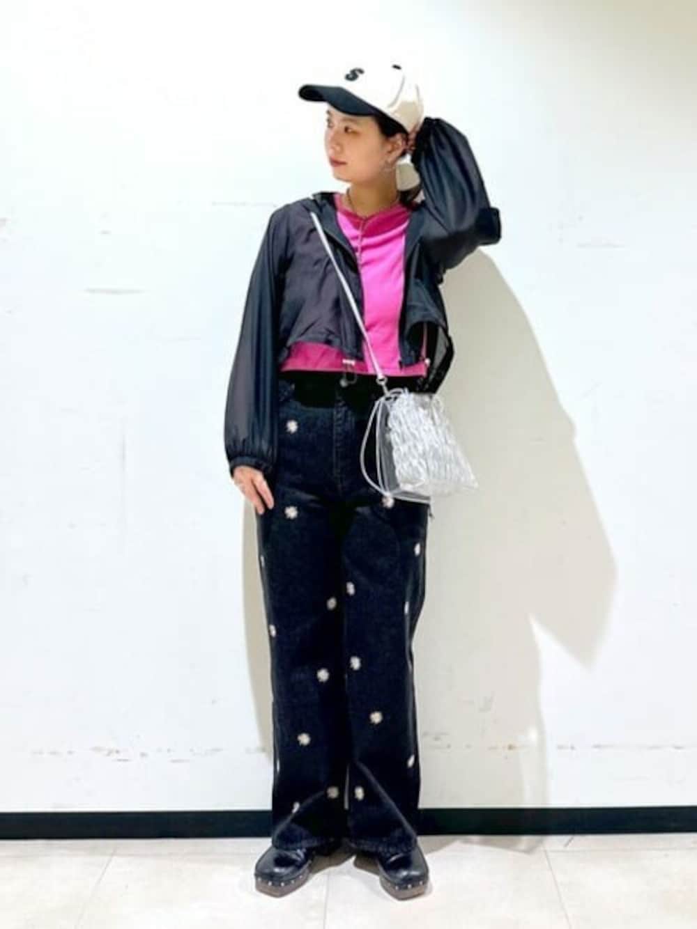 シルバー系のショルダーバッグ、ブラック系のブルゾン、ブラック系のデニムパンツを着用したレディースの春コーディネートの1枚目の写真