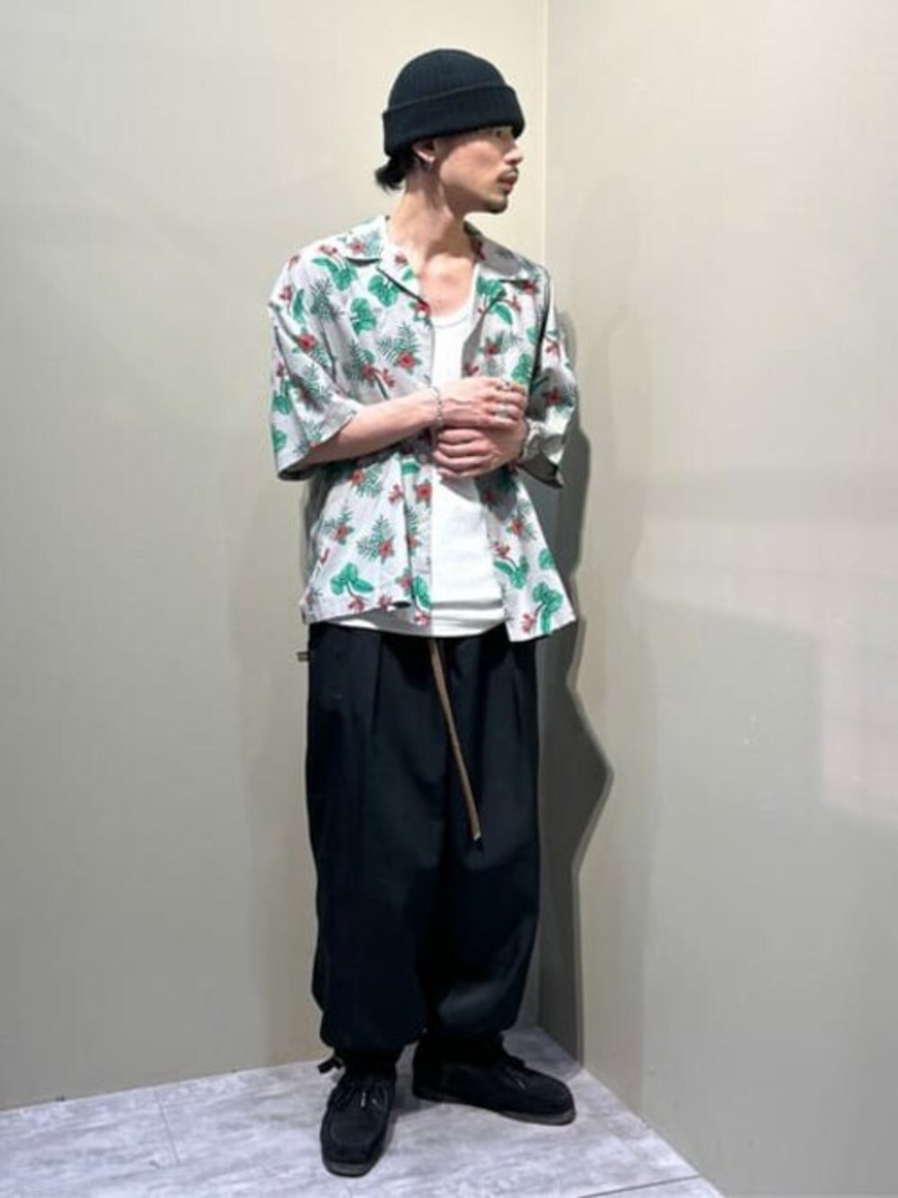 その他のシャツ/ブラウス、ホワイト系のタンクトップを着用したメンズの春コーディネートの1枚目の写真