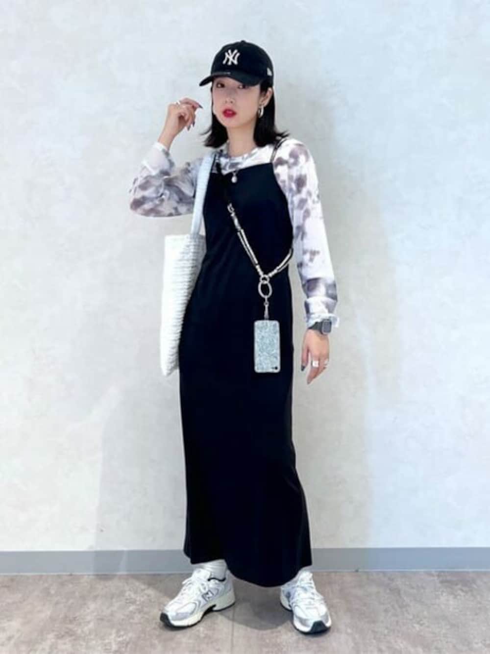 ブラック系のTシャツ/カットソー、ブラック系のワンピース、ホワイト系のトートバッグを着用したレディースの春コーディネートの1枚目の写真