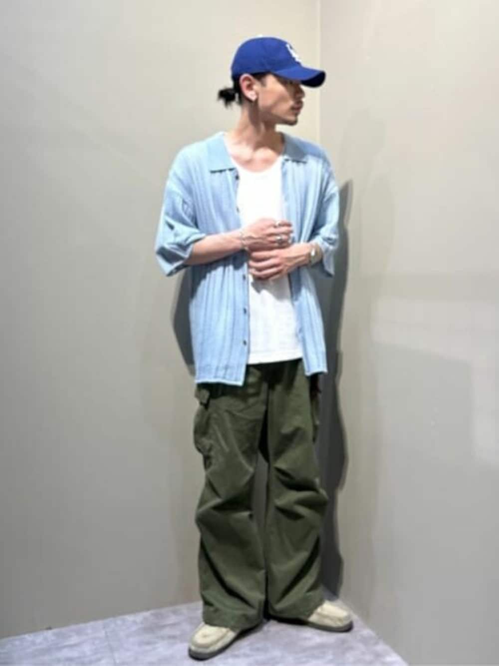 ブルー系のシャツ/ブラウス、ホワイト系のTシャツ/カットソー、グリーン系のカーゴパンツを着用したメンズの春コーディネートの1枚目の写真