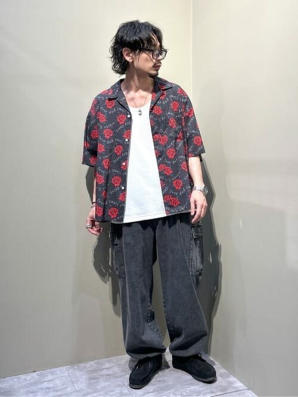 その他のシャツ/ブラウス、ホワイト系のTシャツ/カットソー、ブラック系のカーゴパンツを着用したメンズの春コーディネートの1枚目の写真