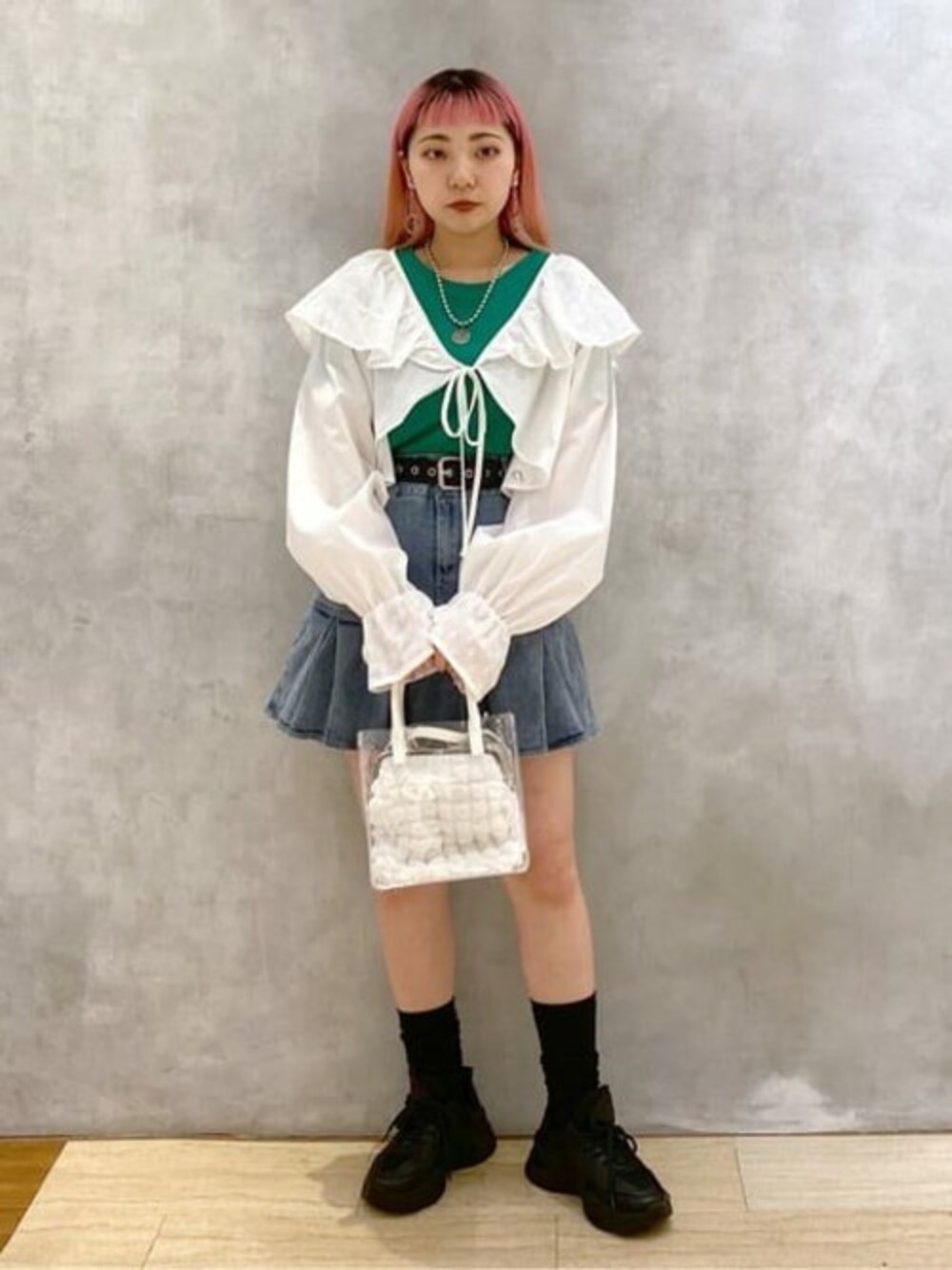 ブルー系のデニムスカート、ホワイト系のシャツ/ブラウス、グリーン系のTシャツ/カットソーを着用したレディースの春コーディネートの1枚目の写真