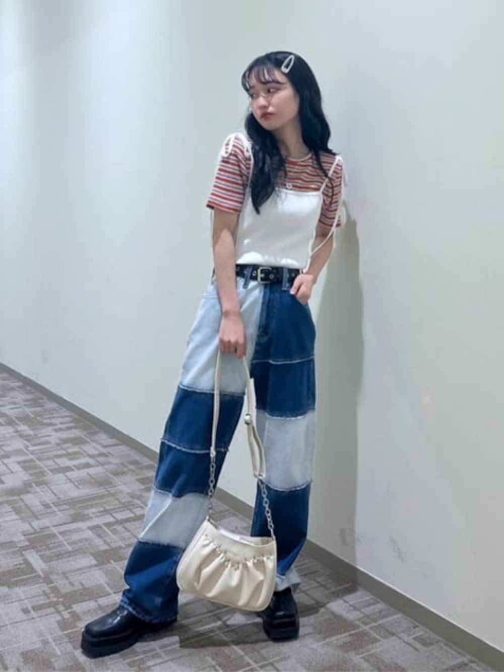 ブルー系のデニムパンツ、ブラウン系のTシャツ/カットソー、ホワイト系のキャミソールを着用したレディースの夏コーディネートの1枚目の写真