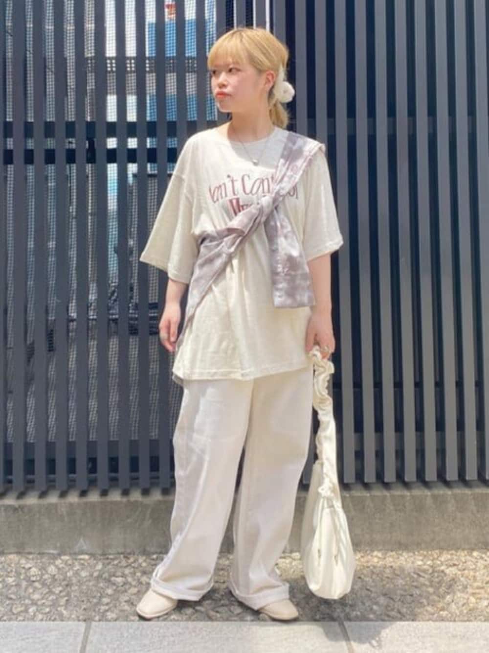 その他のシャツ/ブラウス、ベージュ系のTシャツ/カットソー、ホワイト系のデニムパンツを着用したレディースの夏コーディネートの1枚目の写真