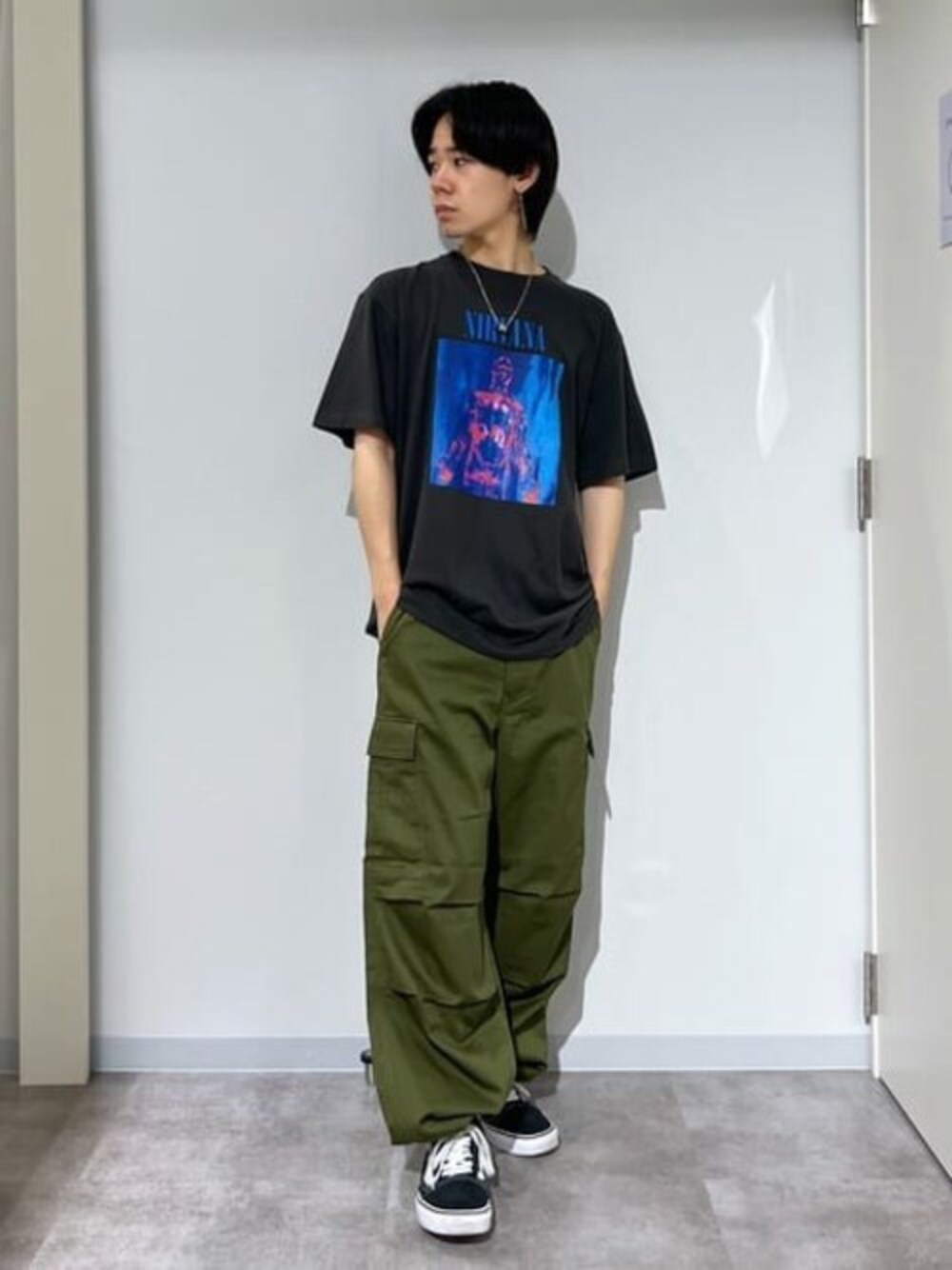 その他のTシャツ/カットソー、グリーン系のカーゴパンツを着用したレディースの夏コーディネートの1枚目の写真