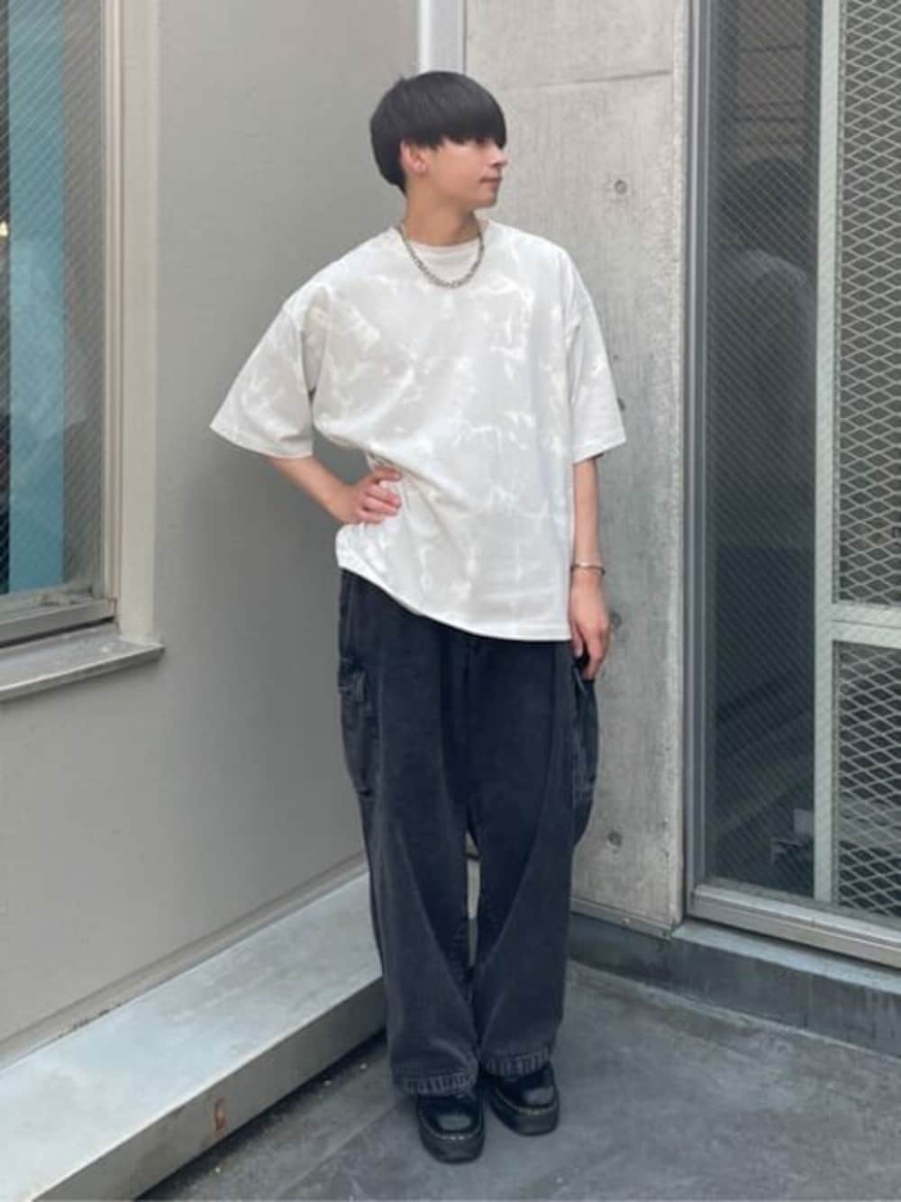 その他のTシャツ/カットソー、ブラック系のカーゴパンツを着用したメンズの夏コーディネートの1枚目の写真