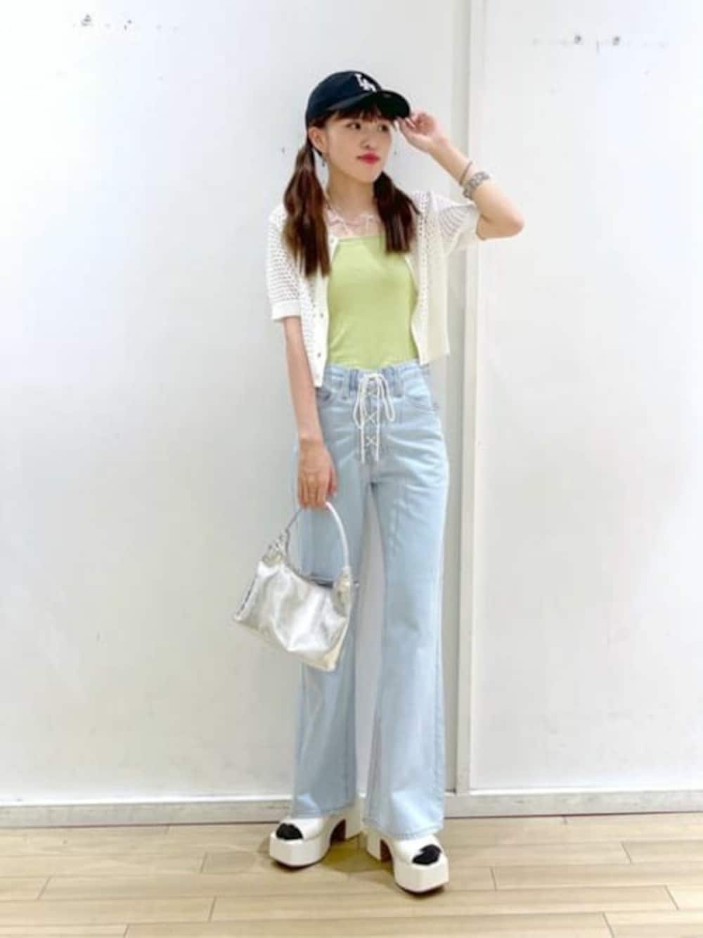 ホワイト系のカーディガン/ボレロ、グリーン系のキャミソール、ブルー系のデニムパンツを着用したレディースの夏コーディネートの1枚目の写真