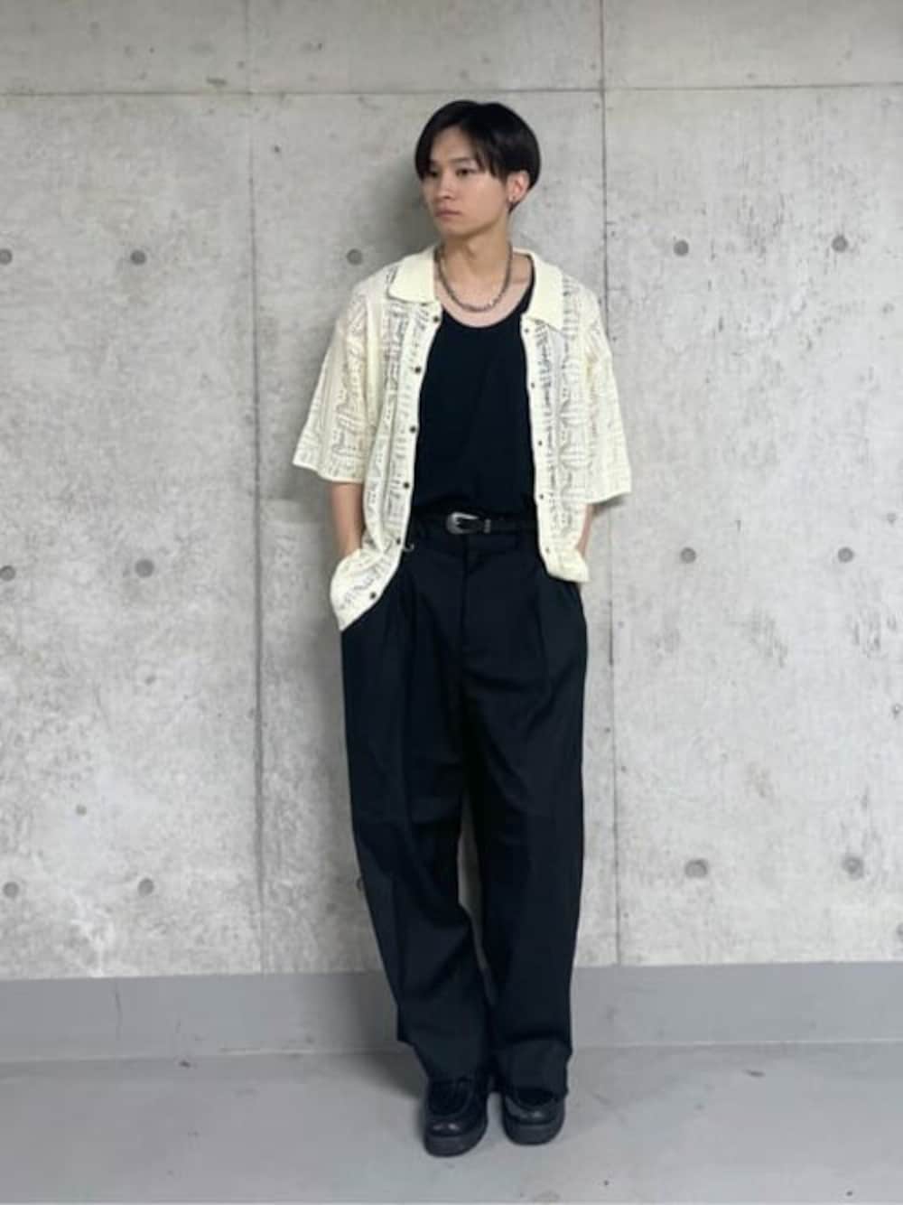 その他のシャツ/ブラウス、ブラック系のタンクトップ、ブラック系のスラックスを着用したメンズの夏コーディネートの1枚目の写真