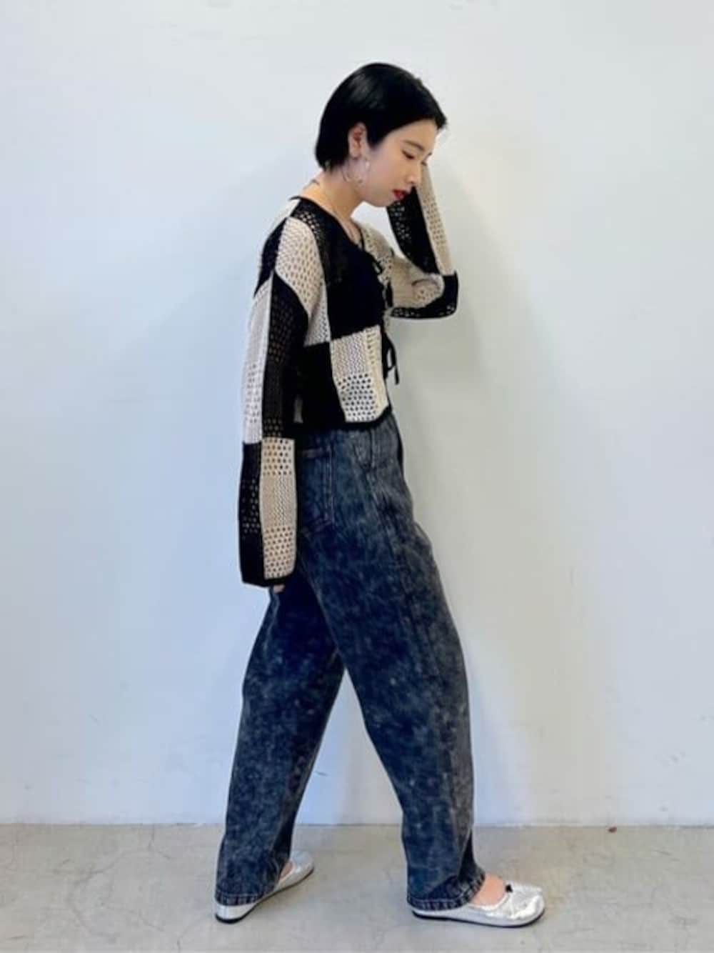 ブラック系のデニムパンツ、ブラック系のカーディガン/ボレロを着用したレディースの夏コーディネートの1枚目の写真