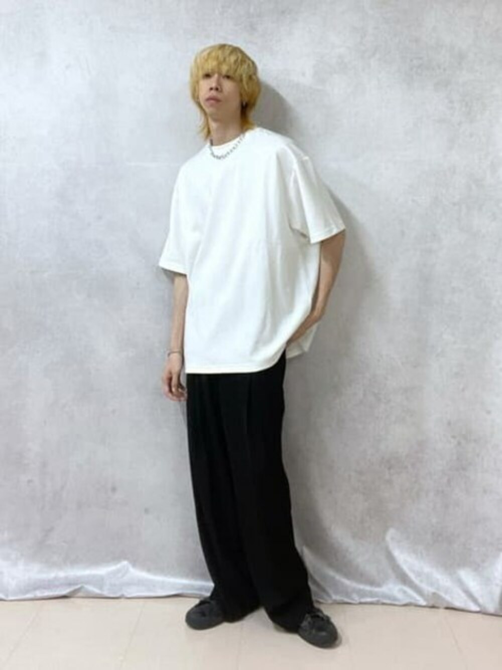 ホワイト系のTシャツ/カットソー、ブラック系のスラックスを着用したメンズの夏コーディネートの1枚目の写真