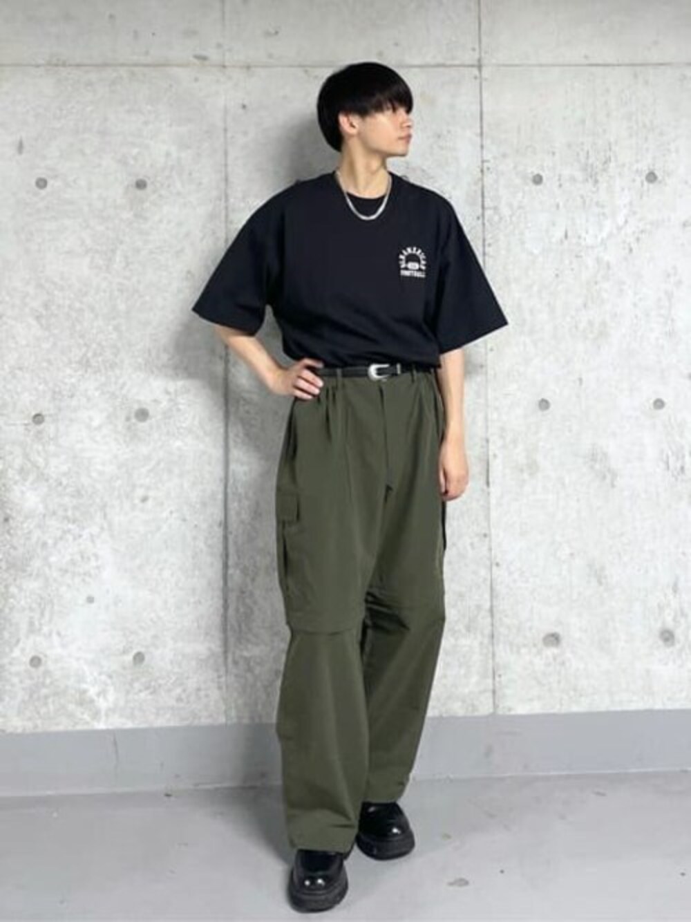 ブラック系のTシャツ/カットソー、グリーン系のカーゴパンツを着用したメンズの夏コーディネートの1枚目の写真