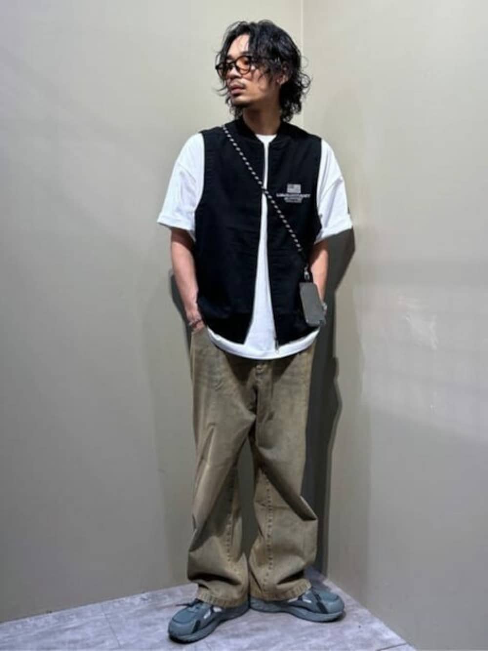 ブラック系のベスト、ホワイト系のTシャツ/カットソー、レッド系のデニムパンツを着用したメンズの夏コーディネートの1枚目の写真